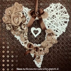 Carta, iuta e feltro.. La ghirlanda romantica