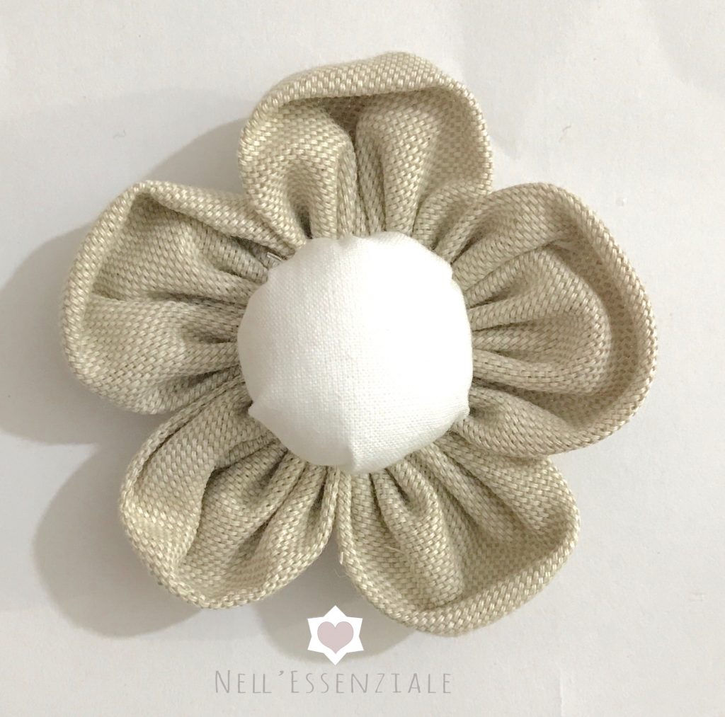 Come fare i fiori di stoffa shabby: tutorial
