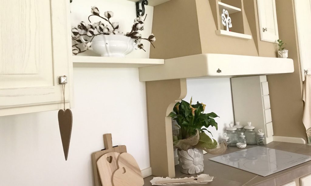 Una cucina country chic in muratura