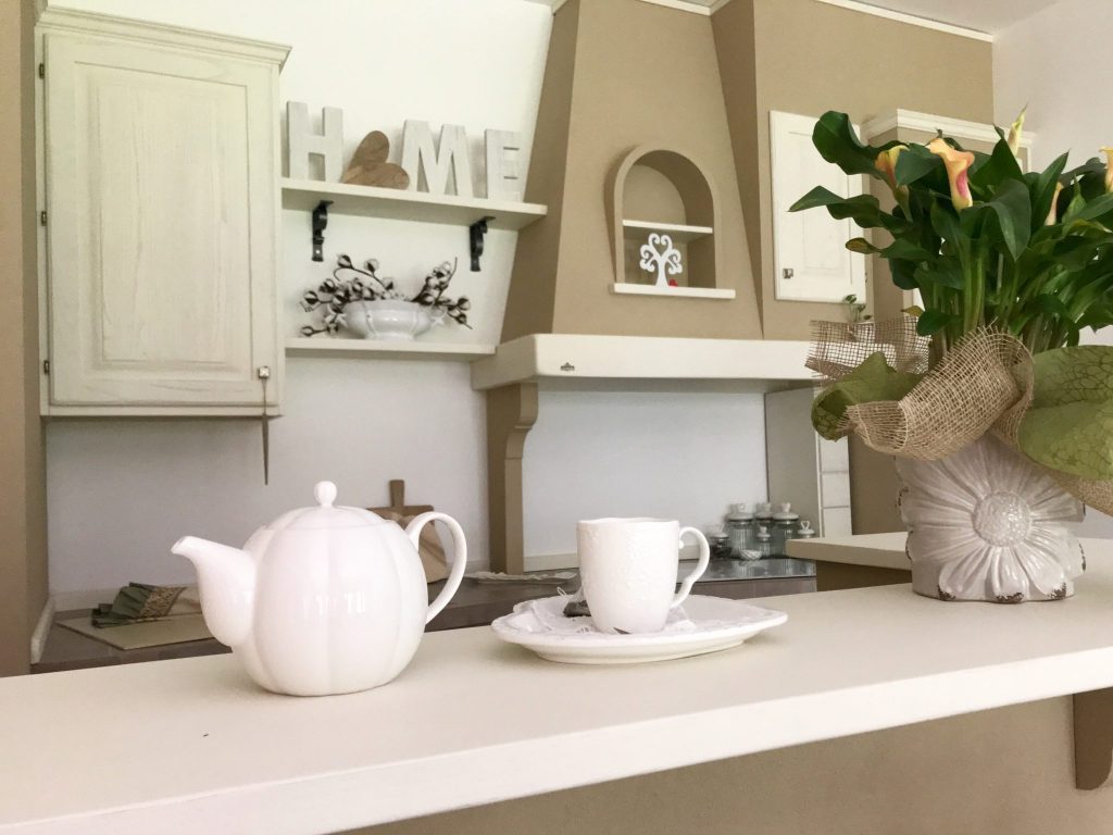 Una cucina country chic in muratura