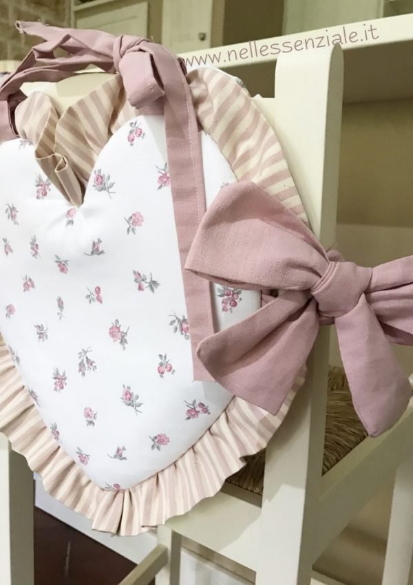 Schienale a forma di cuore per sedie romantiche