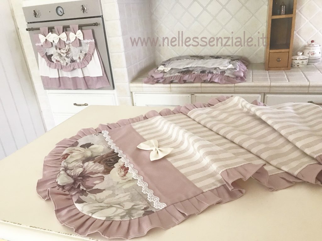 Nuova linea flowers coordinato con runner coprifornelli e copriforno
