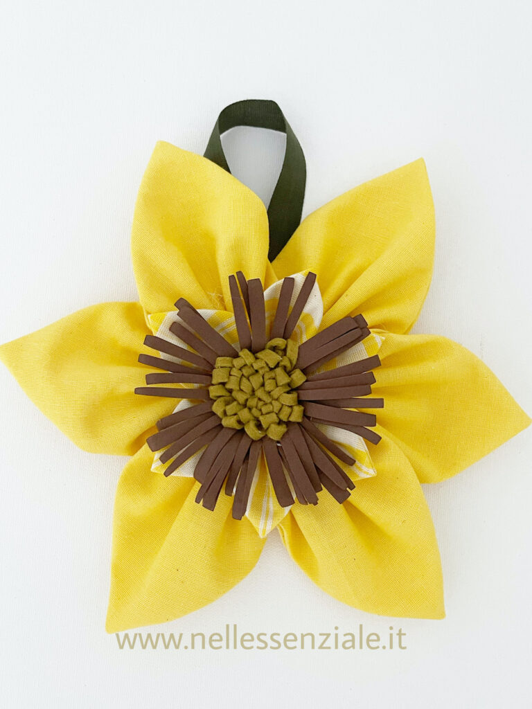 Come fare un girasole country in stoffa da appendere