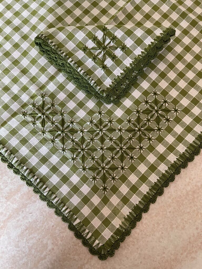 Schema Tovagliette ricamate in broderie suisse