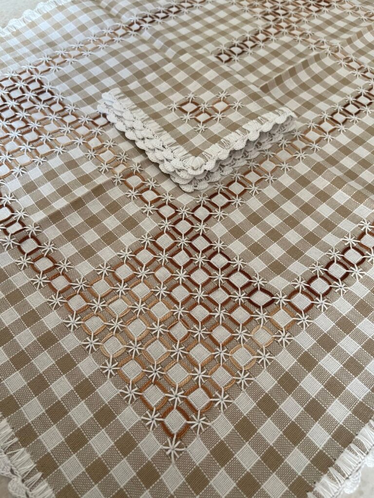 Schema di ricamo delle tovagliette in Broderie Suisse
