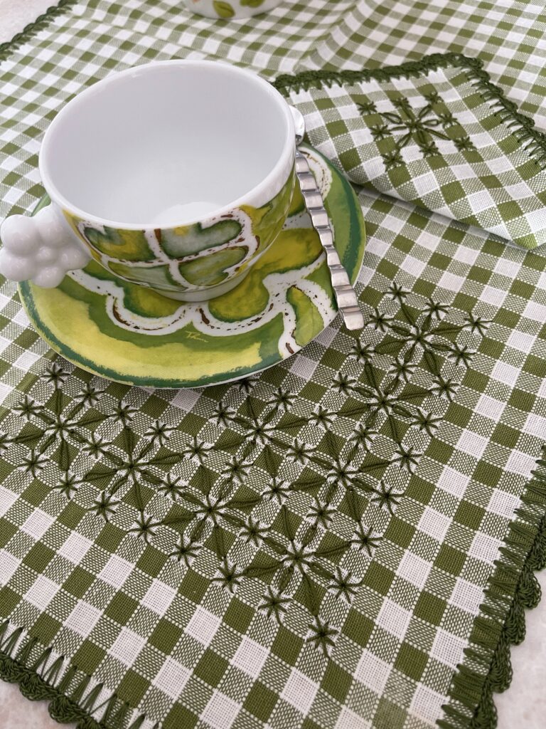 Tovaglietta per la colazione ricamata in Broderie Suisse