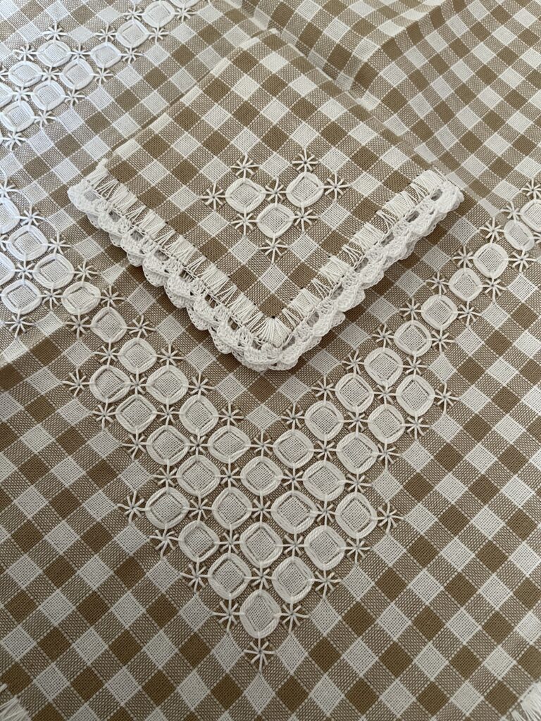 Tovaglietta colazione broderie suisse