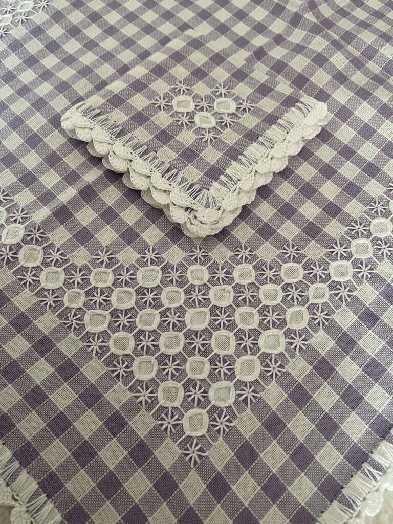 Tovaglietta con ricamo punto svizzero